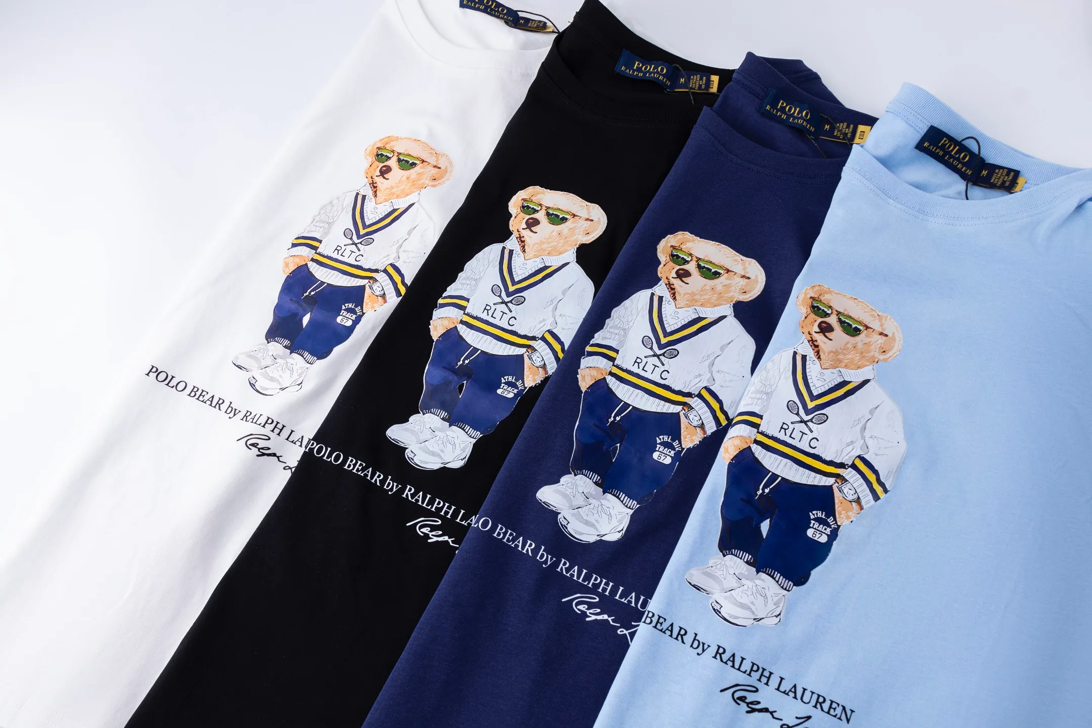 P126 Style number: 511 Ralph Lauren/Ralph Lauren 25ss new bear print round neck short sleeves. The main LOGO on the neck has a QR code mark, which can be scanned for verification to distinguish low-end products on the market. 32 counts, 240g hydrophilic toner, 100% cotton fabric, comfortable and soft, highly breathable, focusing on high-end cost-effectiveness, needless to say good quality. Available in a variety of colors, both boys and girls can try this genderless style, giving them a yuppie tone in no time. Immerse yourself in your leisurely style, and have your own style in retro. Natural, vivid, and very French romantic feelings perfectly integrate the youthful atmosphere with the trend. The clever embellishment of the classic pony logo embroidery carries all the eye-catching points. Color: black, white, navy blue, light blue Size: S-xL S Shoulder width 44 Bust 104 Sleeve length 23 Clothing length 72 M Shoulder width 45 Bust 108 Sleeve length 24 Clothing length 74 L Shoulder width 46 Bust 112 Sleeve length 25 Clothing length 76 xL Shoulder width 47 Bust 116 Sleeve length 26 Clothing length 78